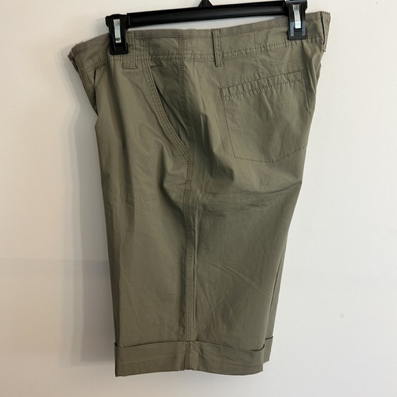 Dkny cotton blend Bermuda/Cargo shorts NWT size 10 green color - Picture 7 of 15